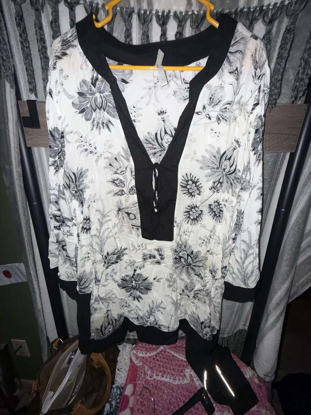 Hermanny V-Neck Tunic Blouse Size L Black White Floral Rayon